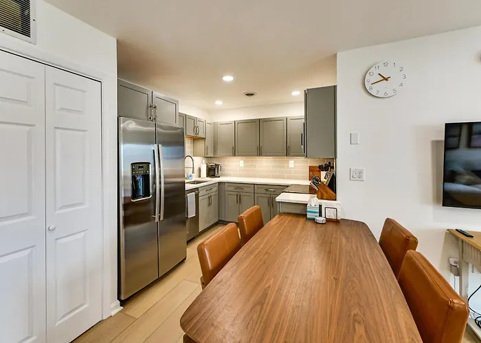 Renovated Condo, Private Patio W/ Outdoor Dining! Holiday home Ocean City