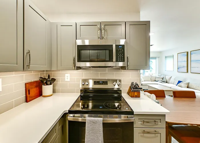 Renovated Condo, Private Patio W/ Outdoor Dining! Holiday home *