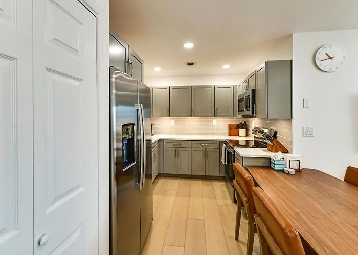 Renovated Condo, Private Patio W/ Outdoor Dining!