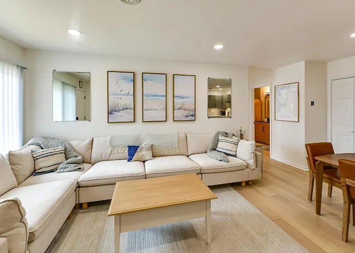 Holiday home Renovated Condo, Private Patio W/ Outdoor Dining! *