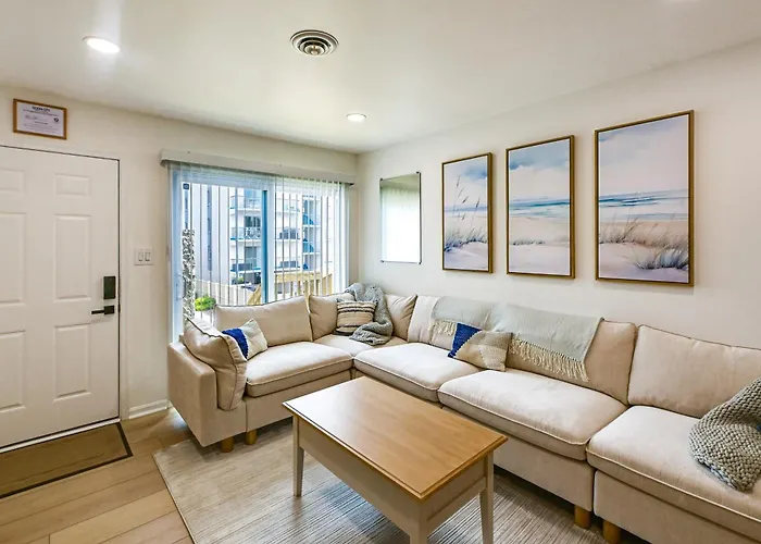 Holiday home Renovated Condo, Private Patio W/ Outdoor Dining! *