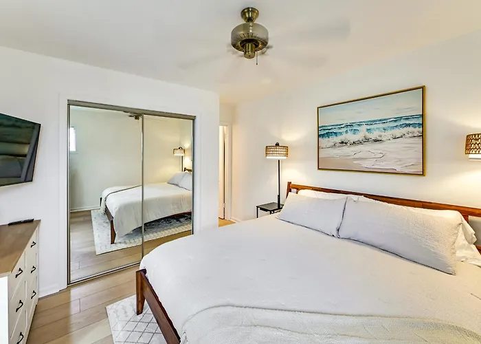 Renovated Condo, Private Patio W/ Outdoor Dining! Holiday home *