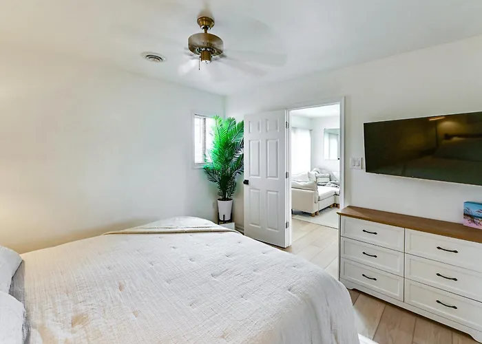 Renovated Condo, Private Patio W/ Outdoor Dining! Holiday home