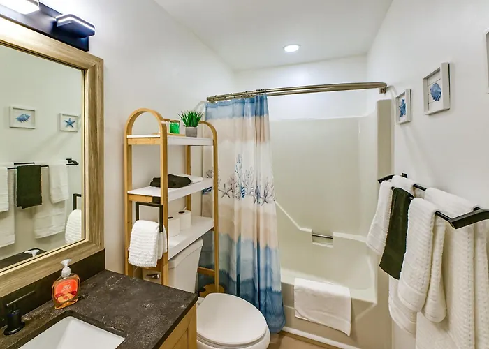 Renovated Condo, Private Patio W/ Outdoor Dining! Holiday home *