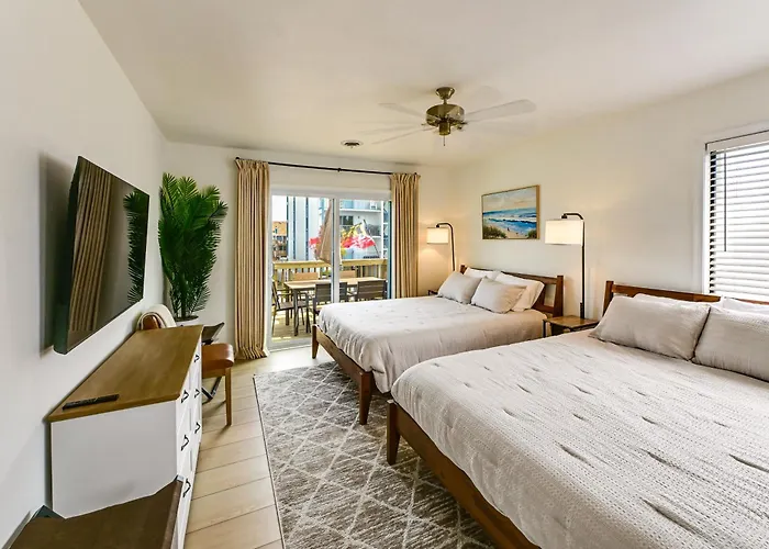 Renovated Condo, Private Patio W/ Outdoor Dining!