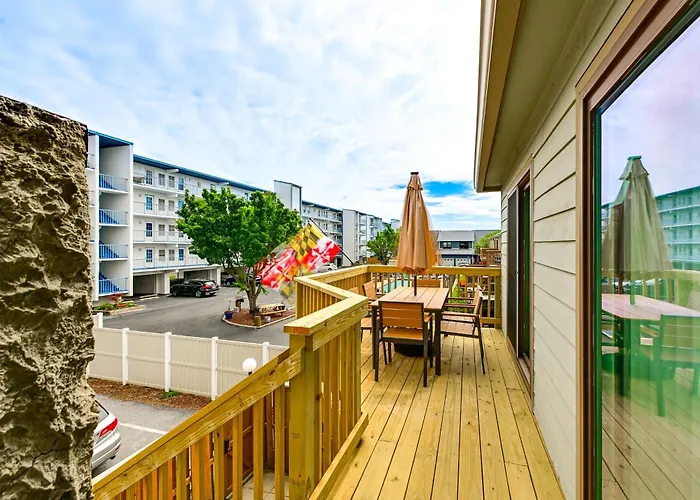 Renovated Condo, Private Patio W/ Outdoor Dining! Holiday home *
