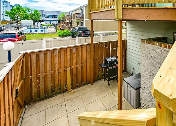 Holiday home Renovated Condo, Private Patio W/ Outdoor Dining!